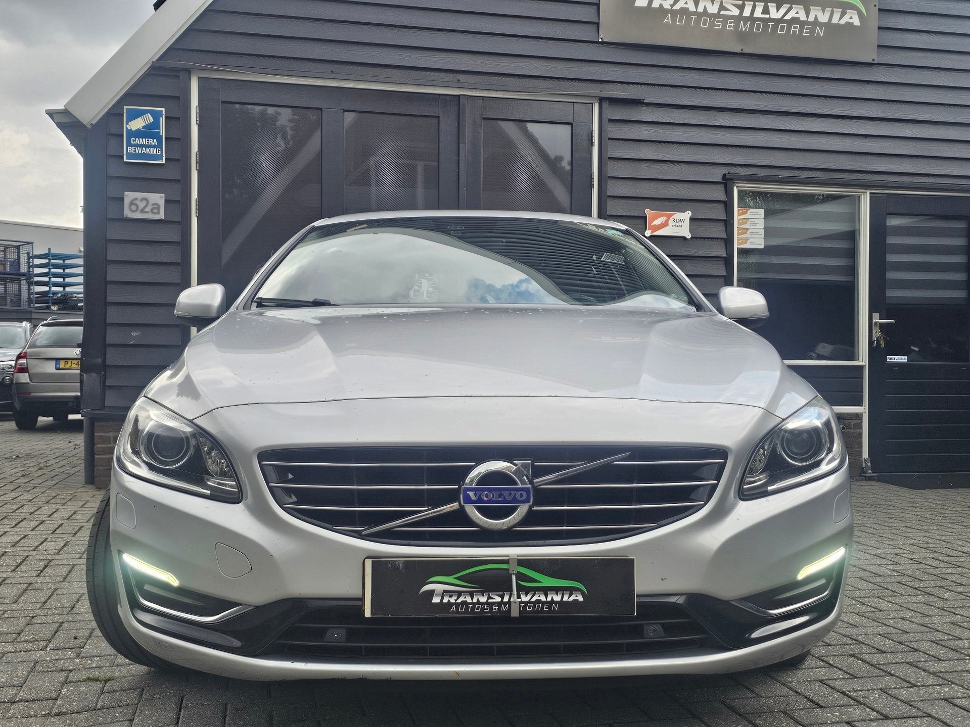 Volvo V60 2.4 D6 AWD Plug-In Hybrid R-Design, Auto's, Automaat, Vierwielaandrijving, 11 kWh, Te koop