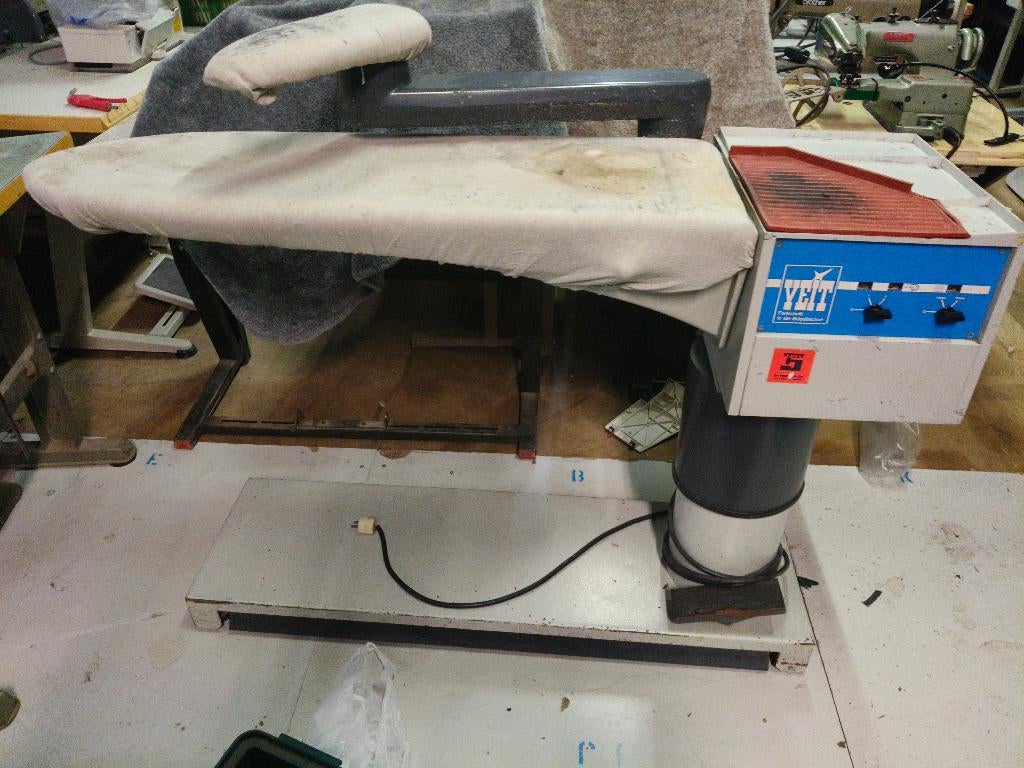 Strijktafel, Ophalen of Verzenden, Zo goed als nieuw, Lockmachine, Overige merken