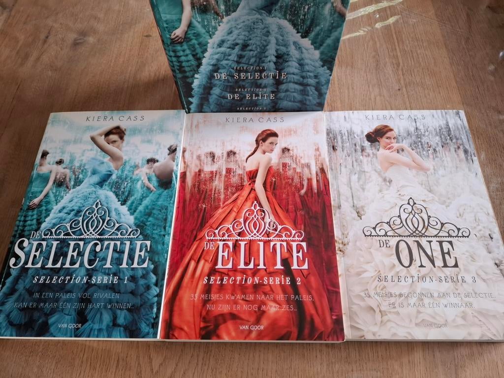 Kiera Cass - cadeaubox De selectie / De elite / De one, Boeken, Ophalen, Zo goed als nieuw, Kiera Cass