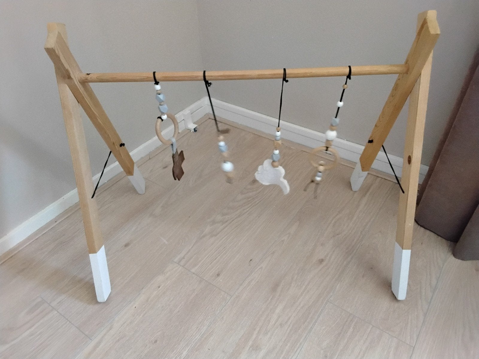 Houten Babygym met extra speeltjes - Gebruikt maar netjes, Kinderen en Baby's, Speelgoed | Babyspeelgoed, Ophalen, Gebruikt, Babygym