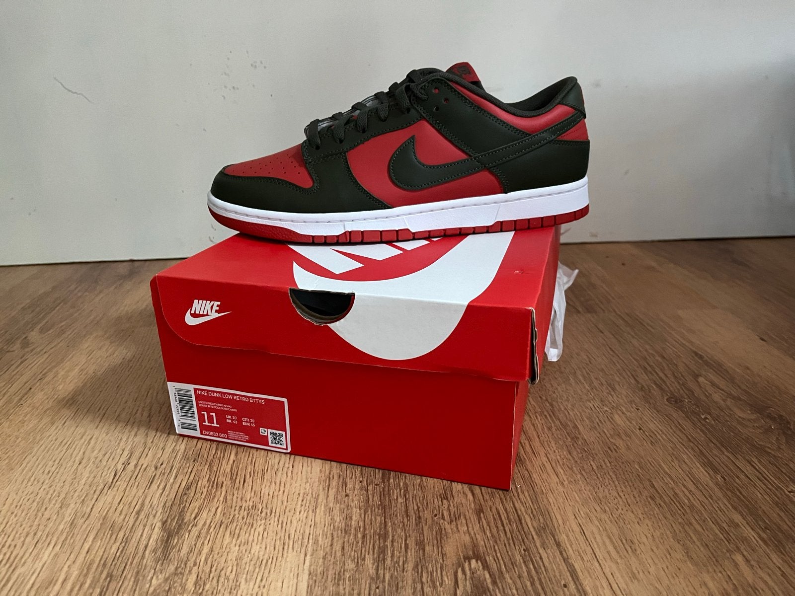 Nike Dunk Low Retro BTTYS - Maat 45 - Nieuw, Kleding | Heren, Ophalen of Verzenden, Nieuw, Overige kleuren, Sneakers of Gympen