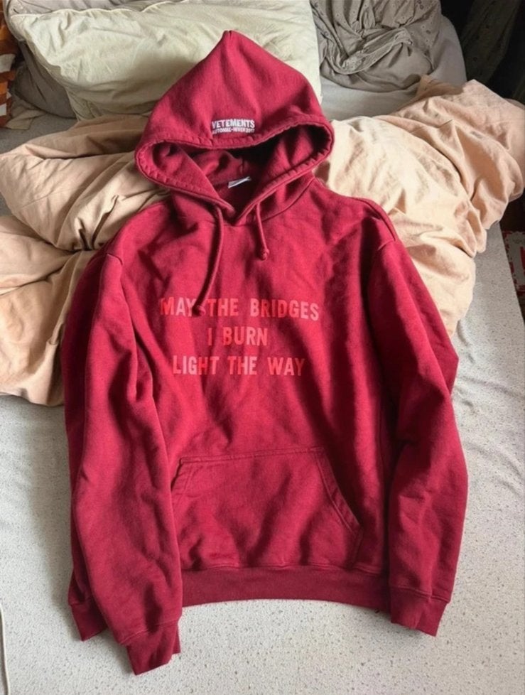 Vetements Hoodie Rood - 'May The Bridges I Burn' Print, Ophalen of Verzenden, Zo goed als nieuw