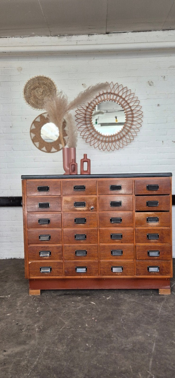 Vintage Houten Toonbank / Ladenkast / Dressoir, 2033NJ, Gebruikt, 100 tot 150 cm, 5 laden of meer