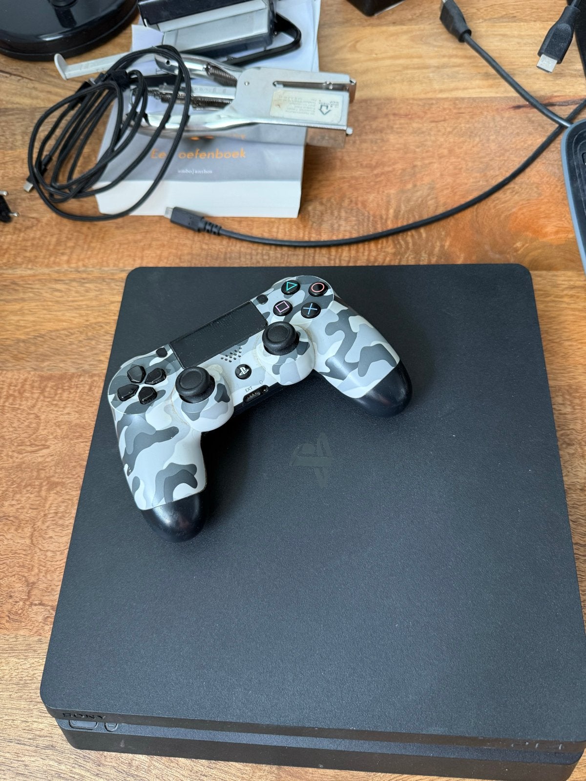 Sony PlayStation 4 Slim met 1 controller en kabels, Ophalen, Zo goed als nieuw, Met 1 controller, Slim