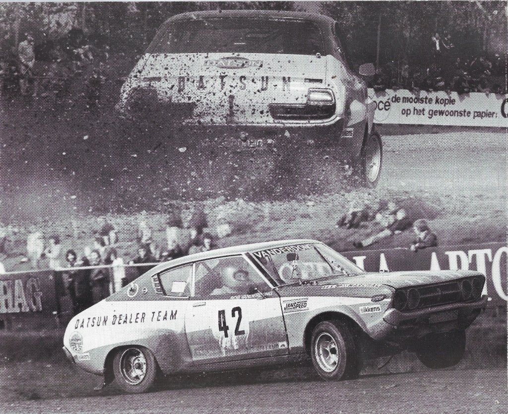 DATSUN VIER STUKS OUDE PERS FOTO'S DATSUN DEALER TEAM, Verzenden, Zo goed als nieuw, Overige merken, DATSUN NEDERLAND