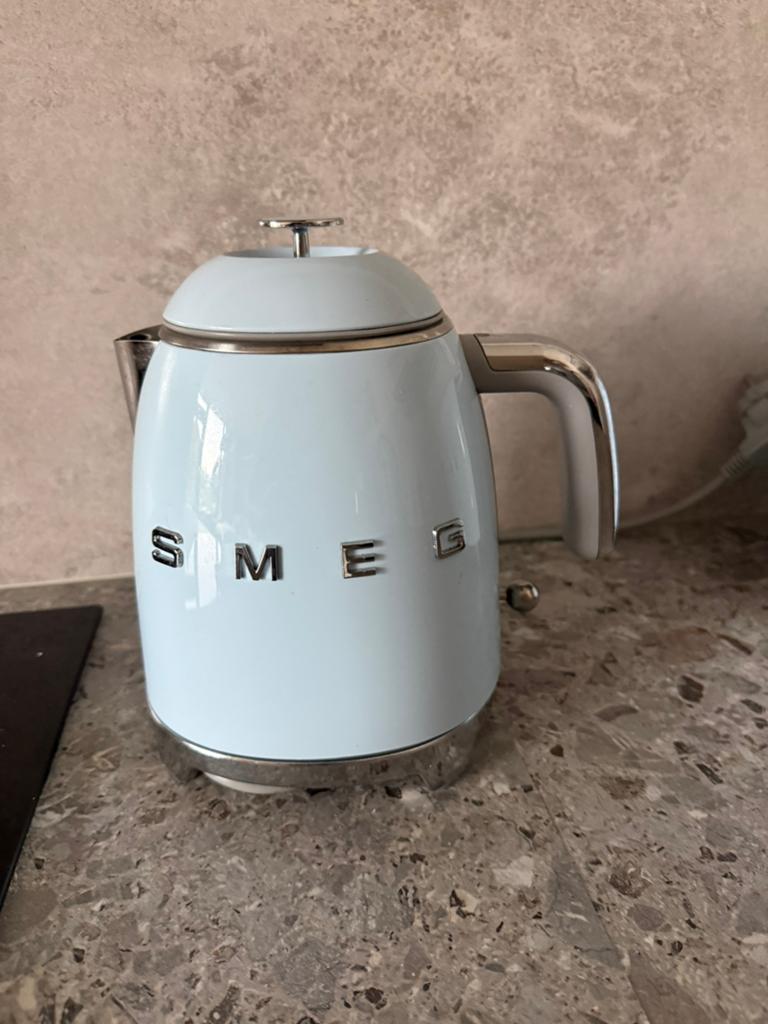 SMEG retro waterkoker pastelblauw / lichtblauw, 1 tot 2 liter, Ophalen of Verzenden, Zo goed als nieuw