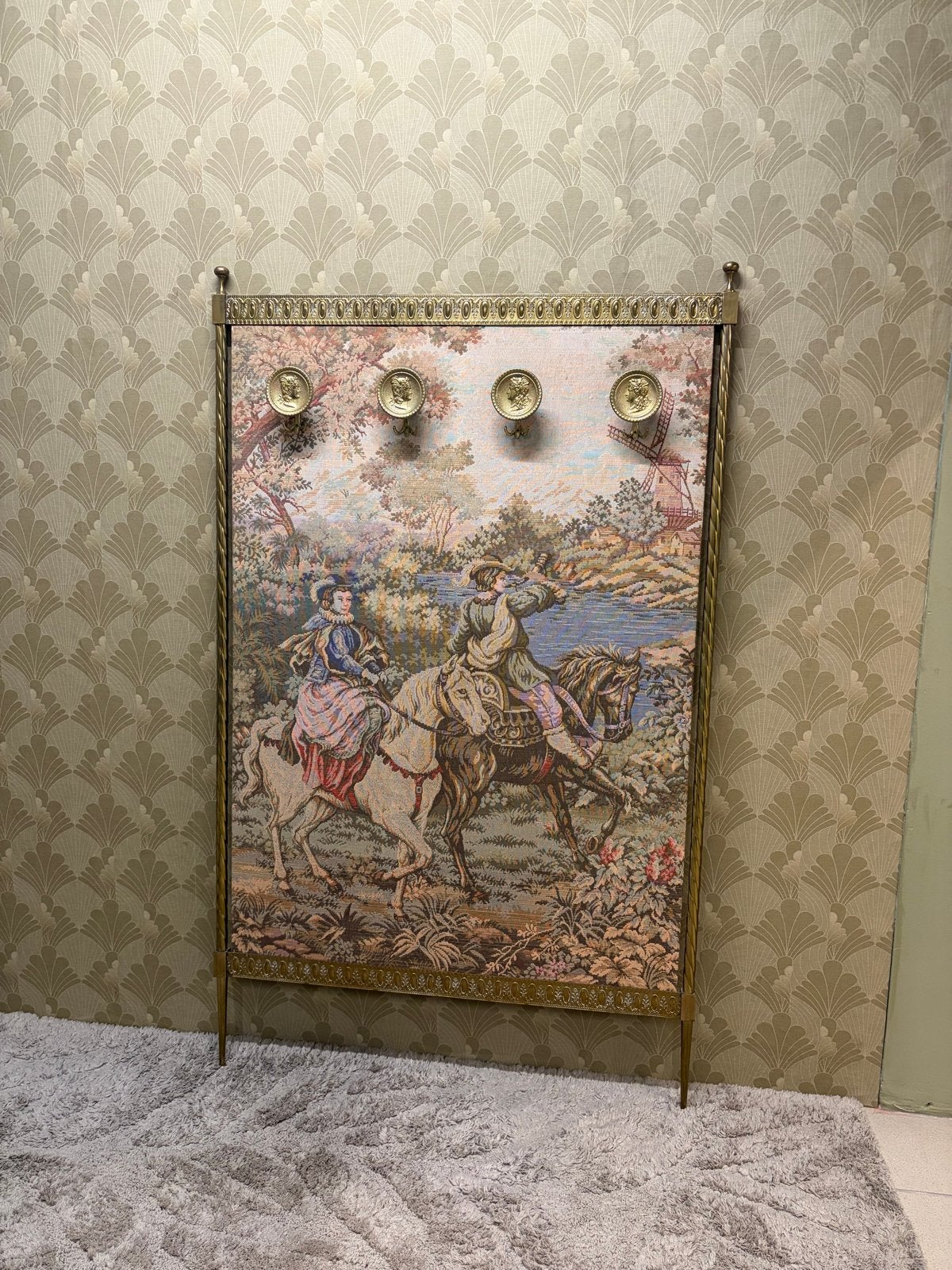 Vintage Gobelin Kapstok met Messing Frame en Medaillonhaken, Huis en Inrichting, Ophalen of Verzenden, Gebruikt, Metaal, Wandkapstok