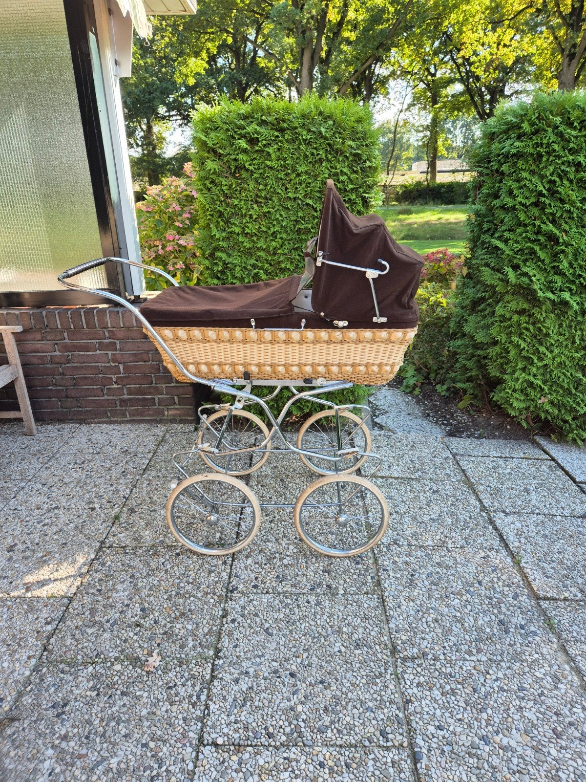 Vintage Rotan Kinderwagen met Bruine Ribstof uit 1978, Kinderen en Baby's, Kinderwagens en Combinaties, Ophalen, Gebruikt, Kinderwagen