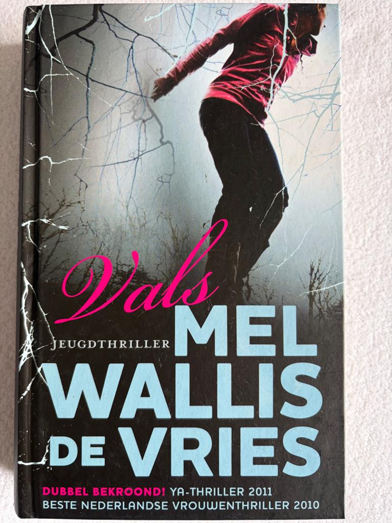 Vals - Mel Wallis de Vries (Jeugdthriller), Boeken, Ophalen of Verzenden, Gelezen, Nederland