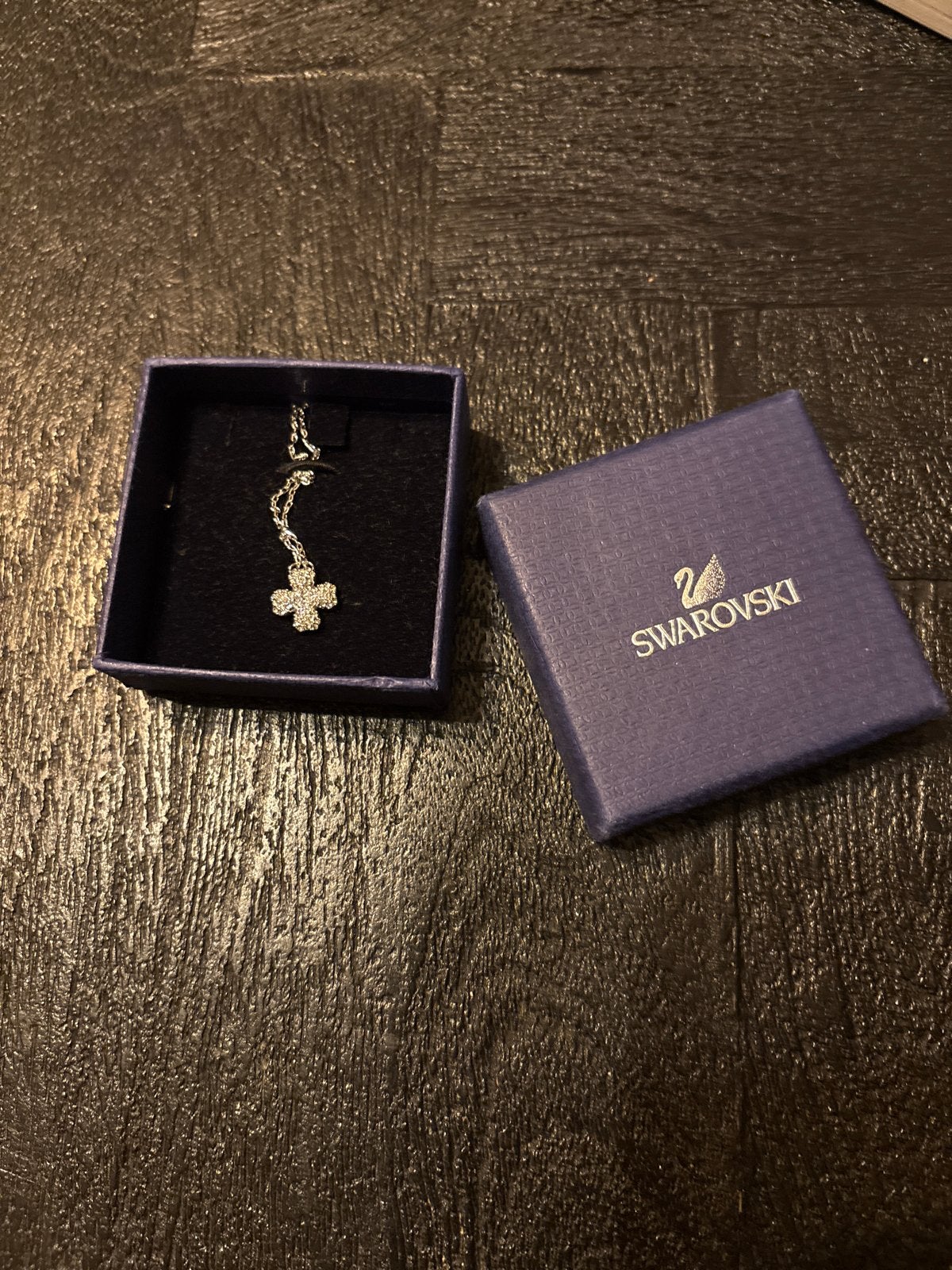 Swarovski ketting met klavertje vier hanger, Met kristal, Overige materialen, Nieuw, Ophalen of Verzenden