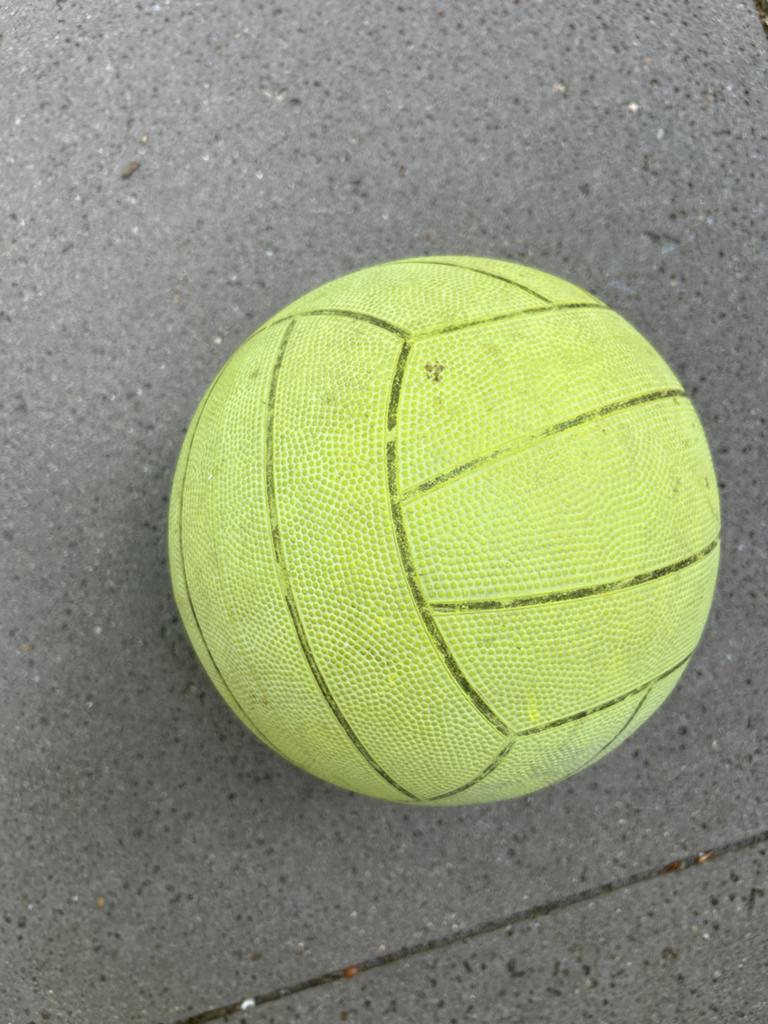 Gebruikte groene basketbal, Ophalen, Gebruikt, Bal