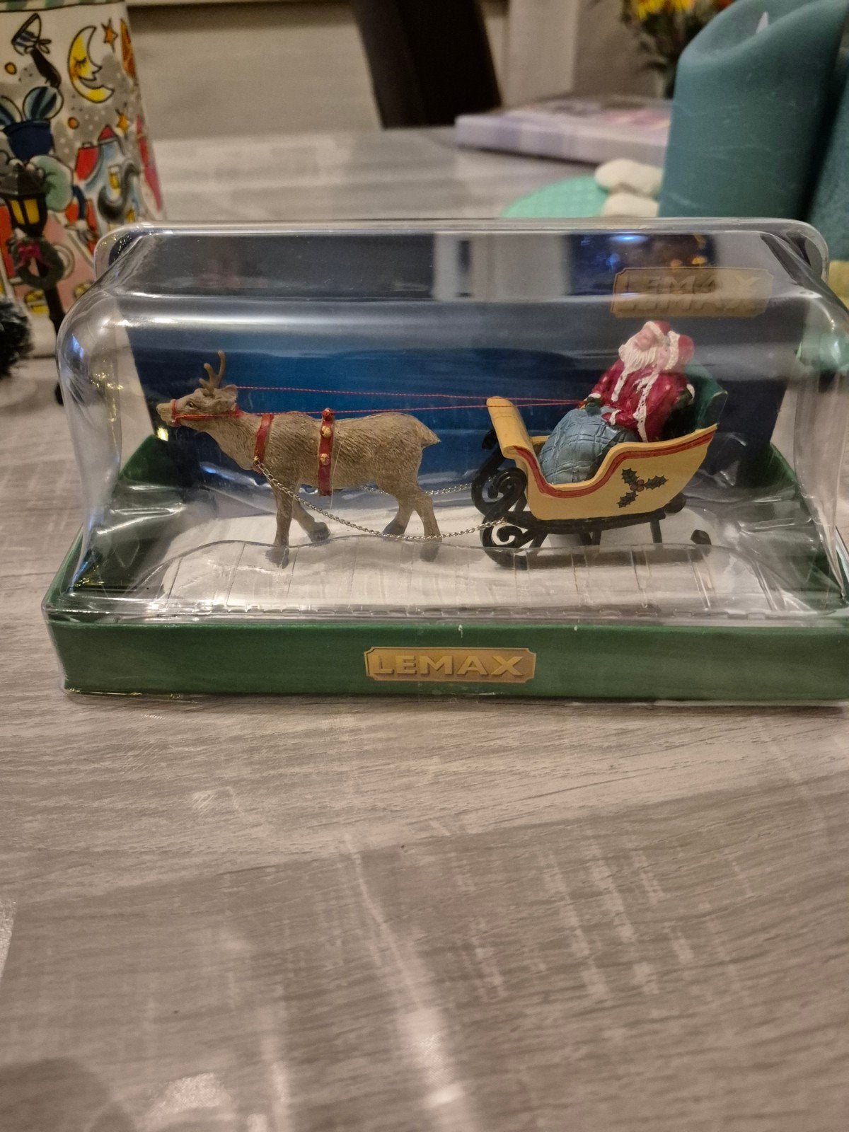 Nieuwe lemax north pole sleigh kerstman & vrouw, Diversen, Kerst, Ophalen of Verzenden, Zo goed als nieuw