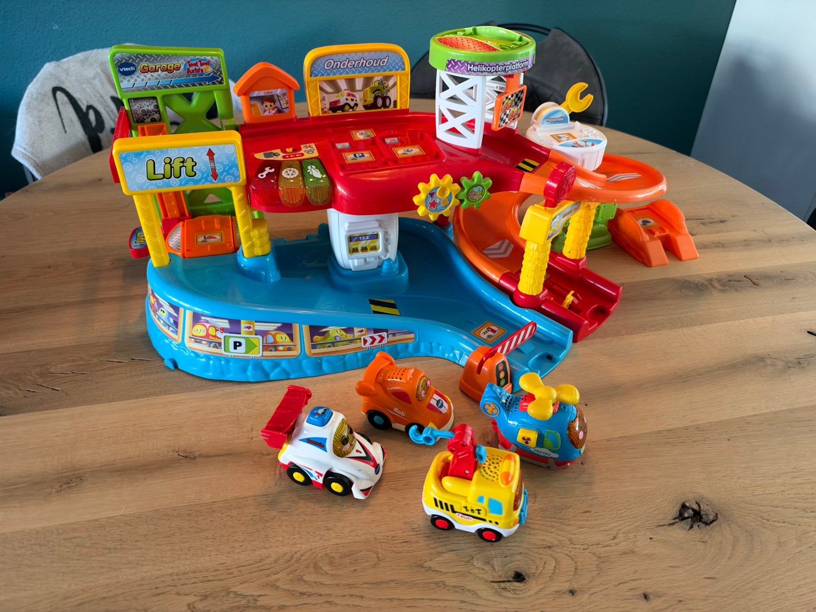 Vtech toet toet garage met 3 auto’s en 1 helicopter, Ophalen of Verzenden, Zo goed als nieuw, 2 tot 4 jaar