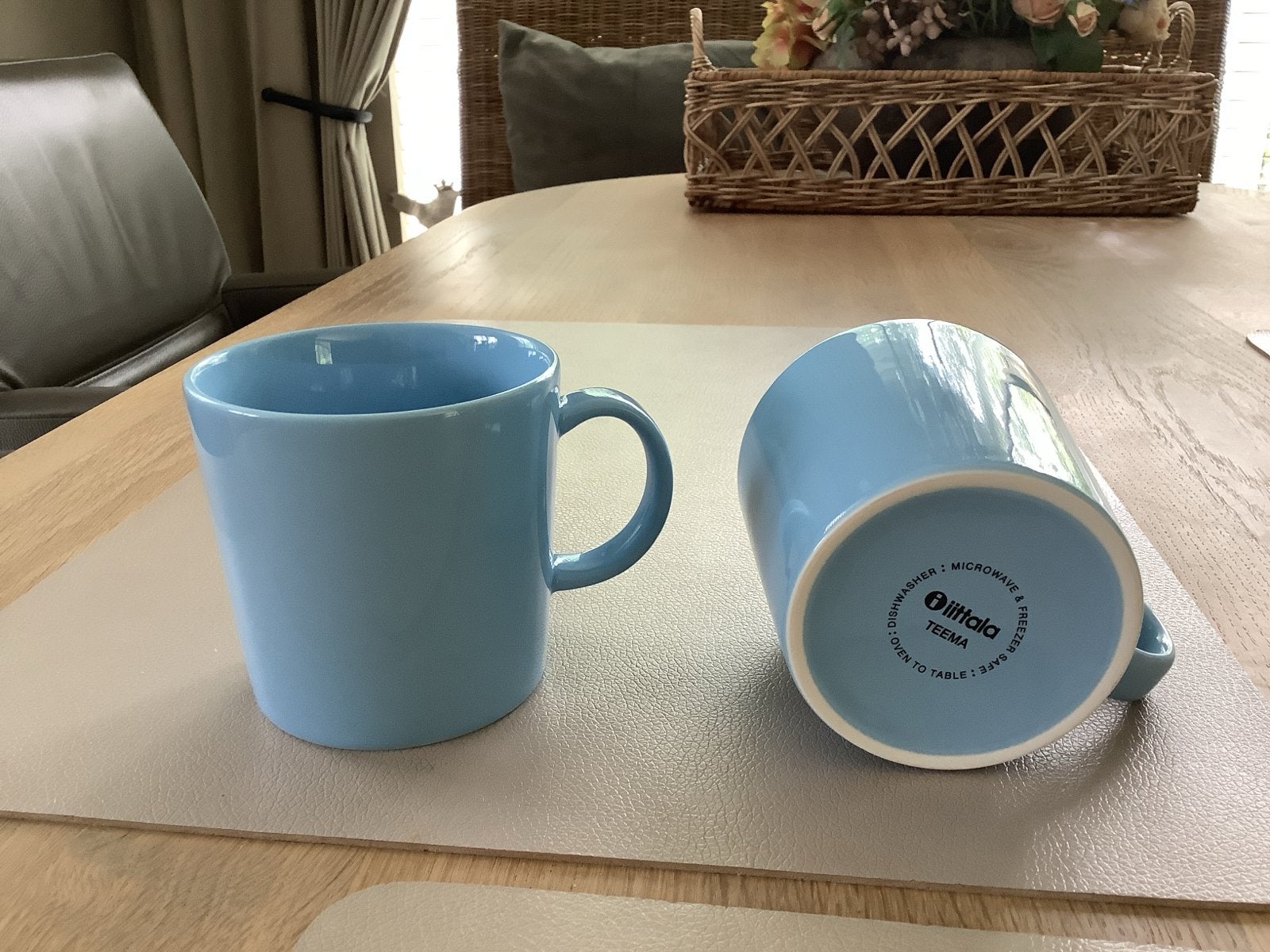 Twee lichtblauwe Iittala Teema mokken, Huis en Inrichting, Overige merken, Verzenden, Keramiek, Mok