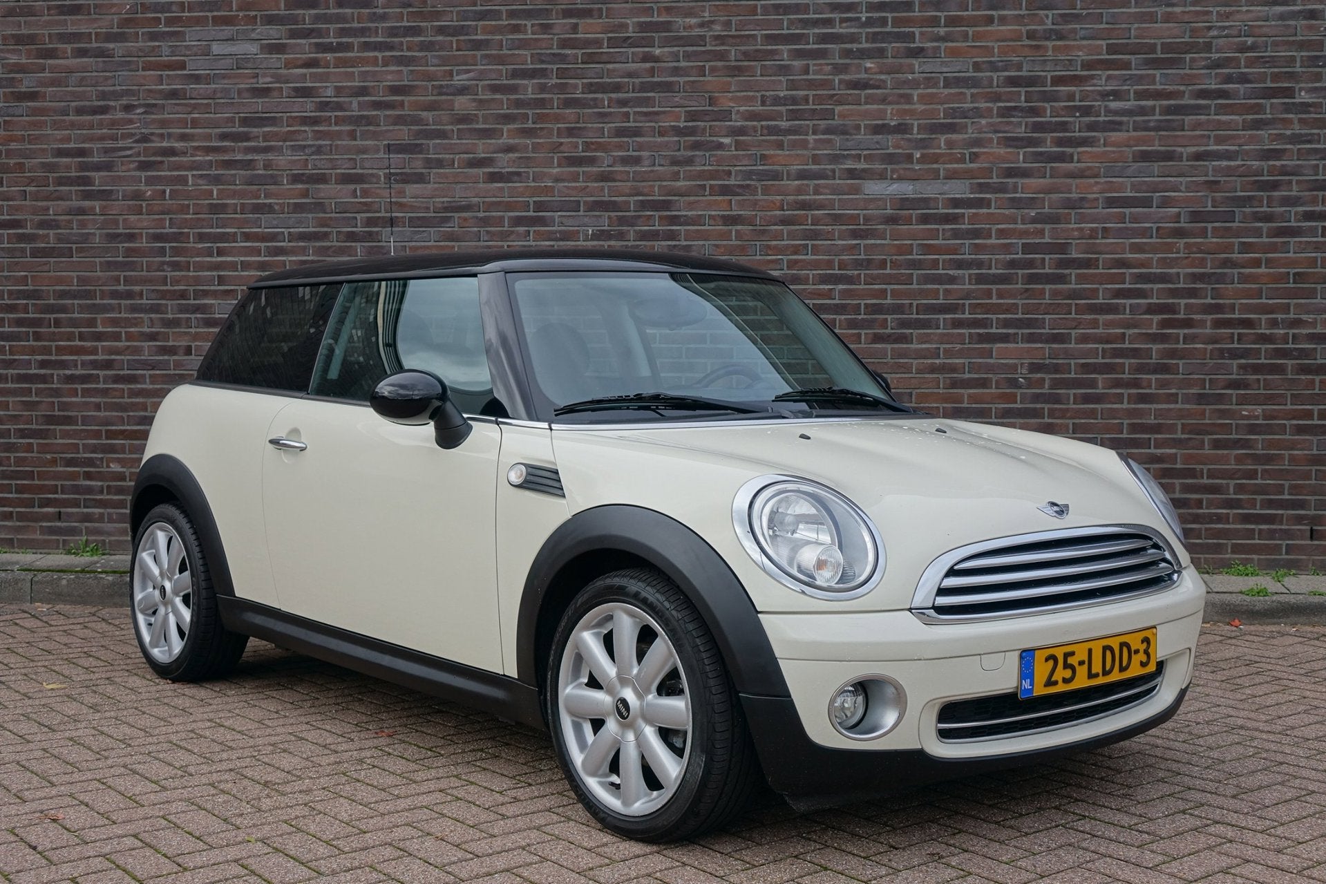 MINI 3-Deurs 1.6 Cooper Business Line, navi, creme wit, 17"v, Voorwielaandrijving, Gebruikt, 4 cilinders, 4 stoelen