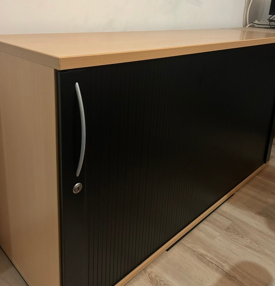 Kast met roldeuren, Ophalen, 150 tot 200 cm, Zo goed als nieuw, Minder dan 100 cm