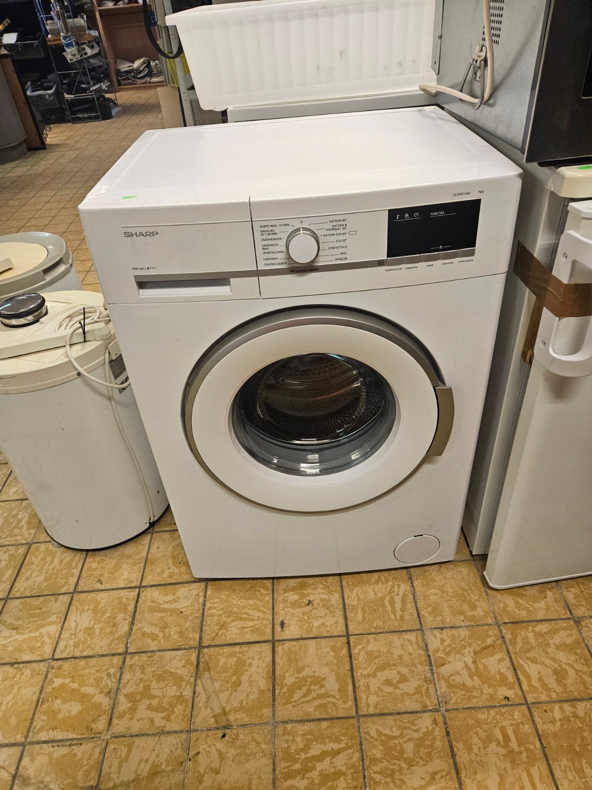 Sharp wasmachine, 6 tot 8 kg, Ophalen, 1200 tot 1600 toeren, 85 tot 90 cm