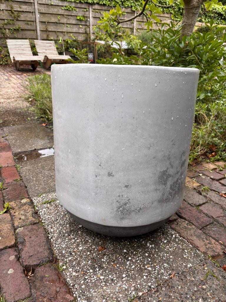 Grote grijze stenen bloempot - Ø 44 cm, 53,5 cm hoog, Tuin en Terras, Ophalen, Steen, 40 cm of meer, Rond