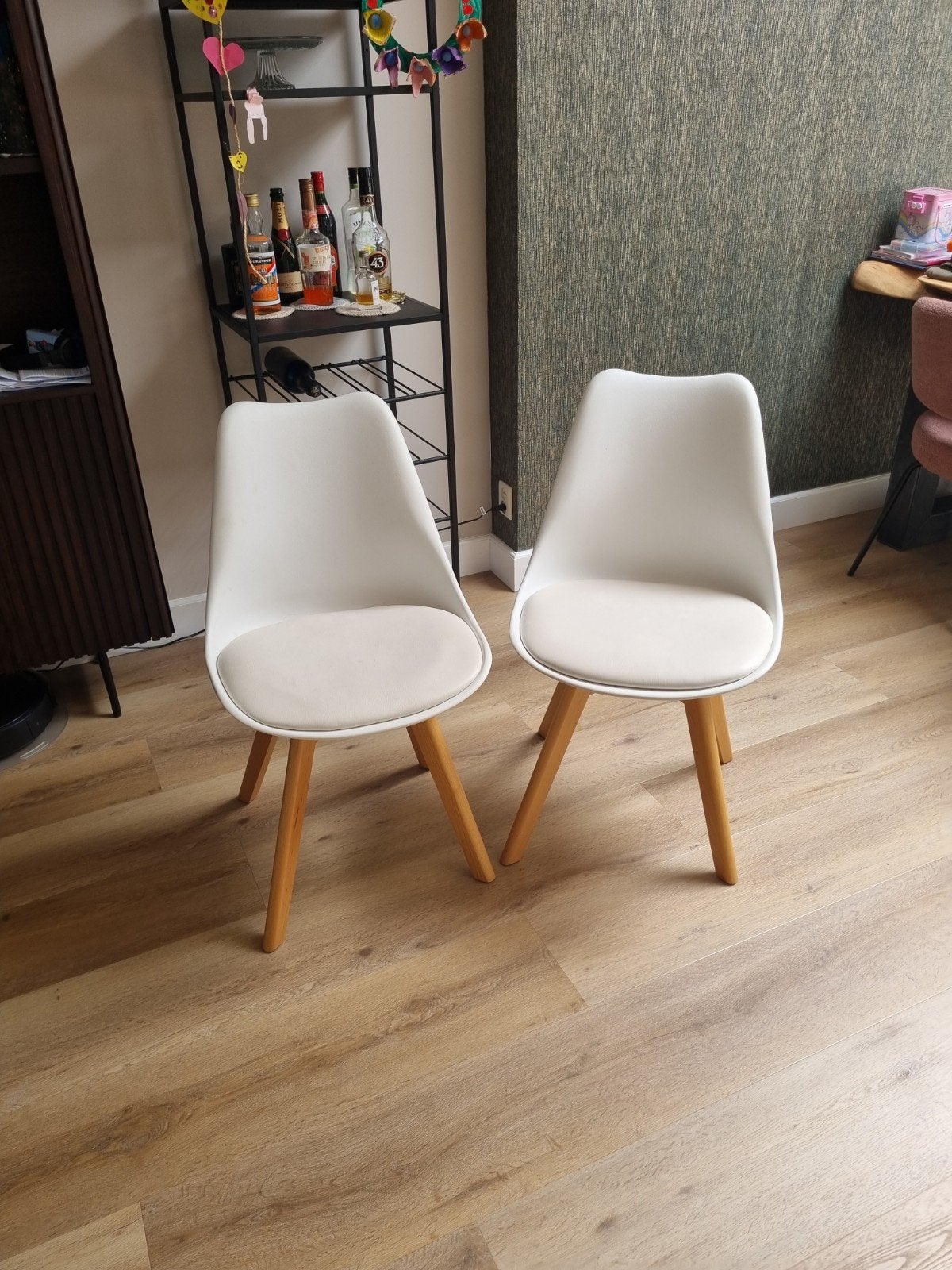 2 witte design kuipstoelen met houten poten, Ophalen, Kunststof, Twee, Wit
