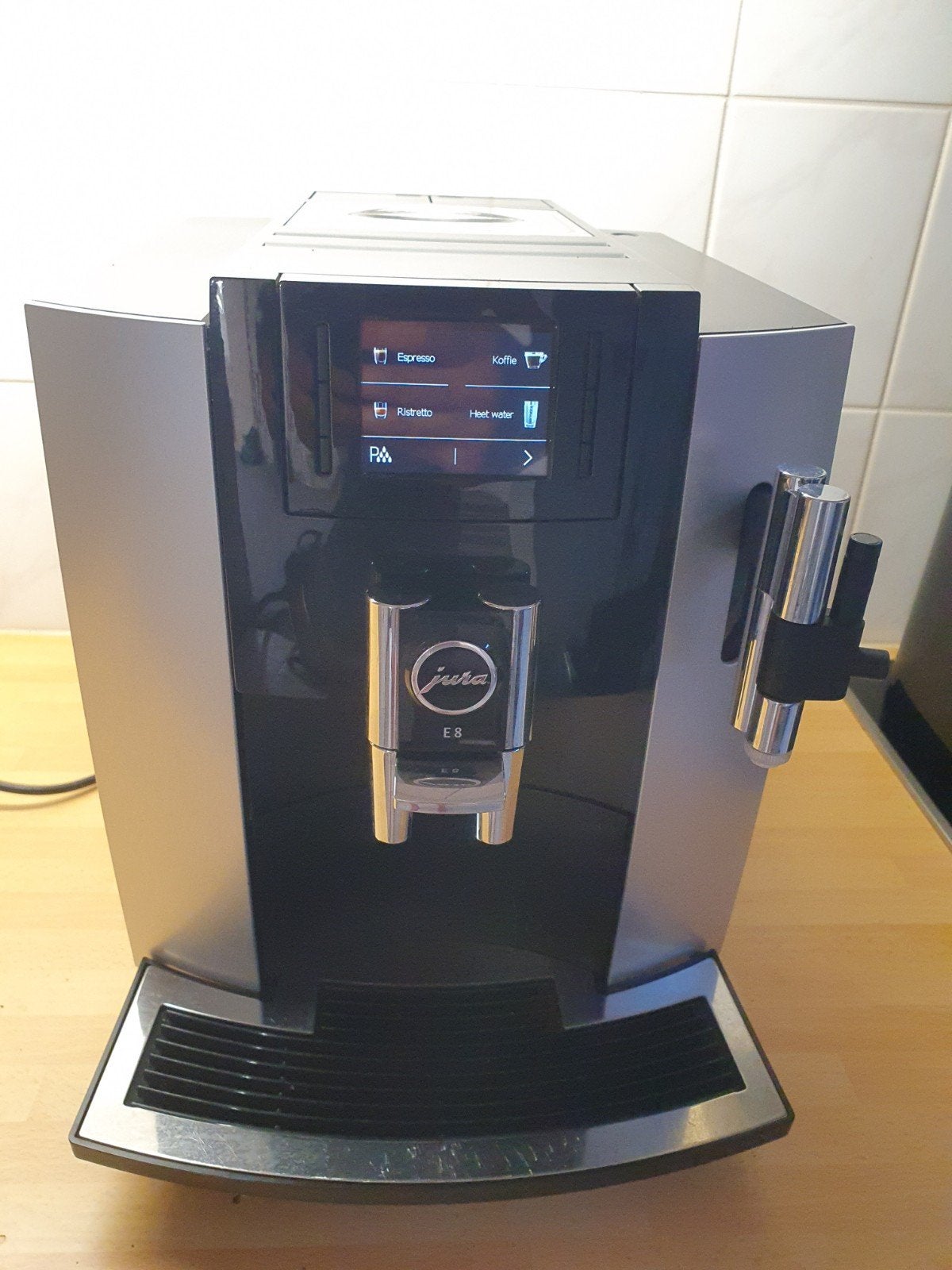 Zeer nette Jura E8 koffiemachine, Koffiemachine, Zo goed als nieuw, 4 tot 10 kopjes, Afneembaar waterreservoir