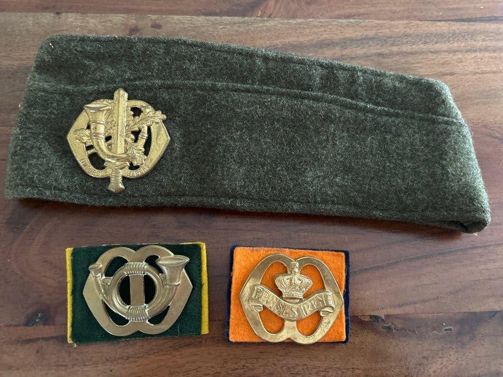 Org.  KL Veldmuts Schuitj(1961) + 3 Baretemblemen Landmacht, Verzenden, Landmacht, Nederland, Embleem of Badge
