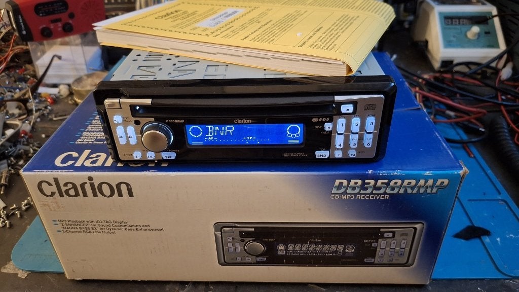 Clarion DB358RMP radio cd/mp3  vintage 2004 nieuw in doos, Clarion, Nieuw, Ophalen of Verzenden, Faurecia Clarion Electronics Japan