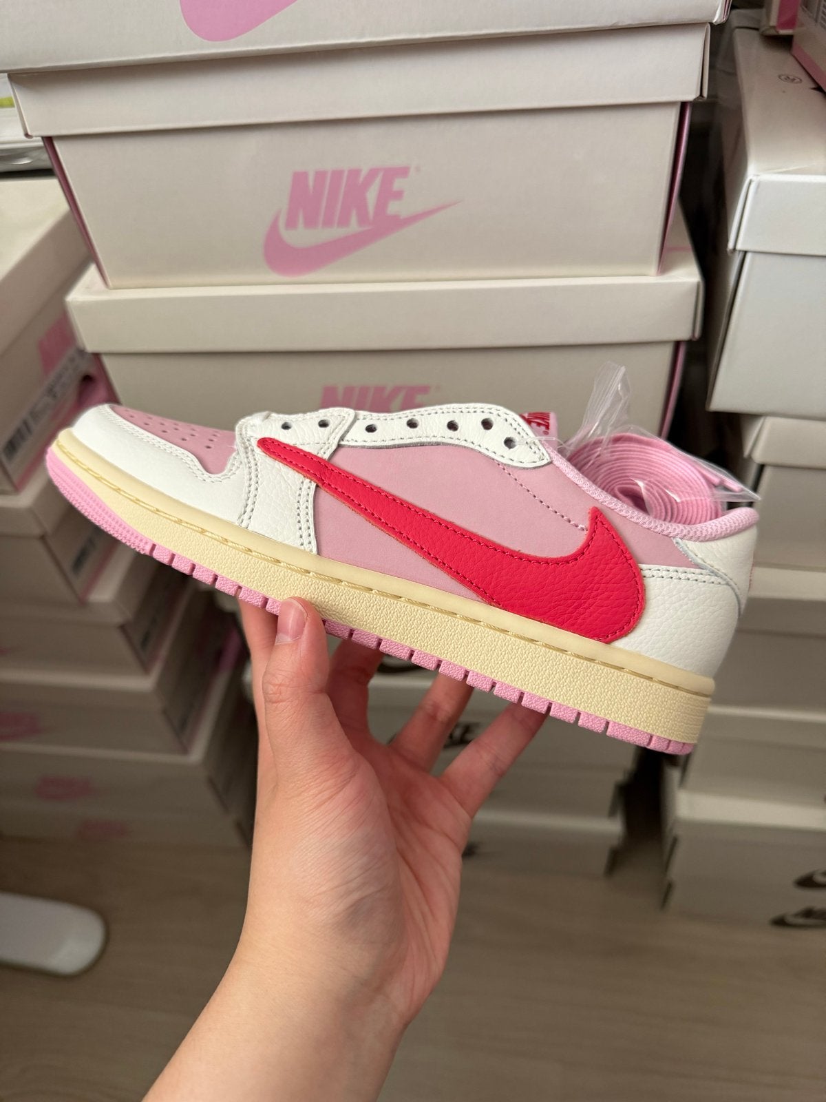 Jordan 1 Travis Scott Tropical Pink 36.5 t/m 40.5, Nieuw, Ophalen of Verzenden, Sneakers of Gympen, Roze