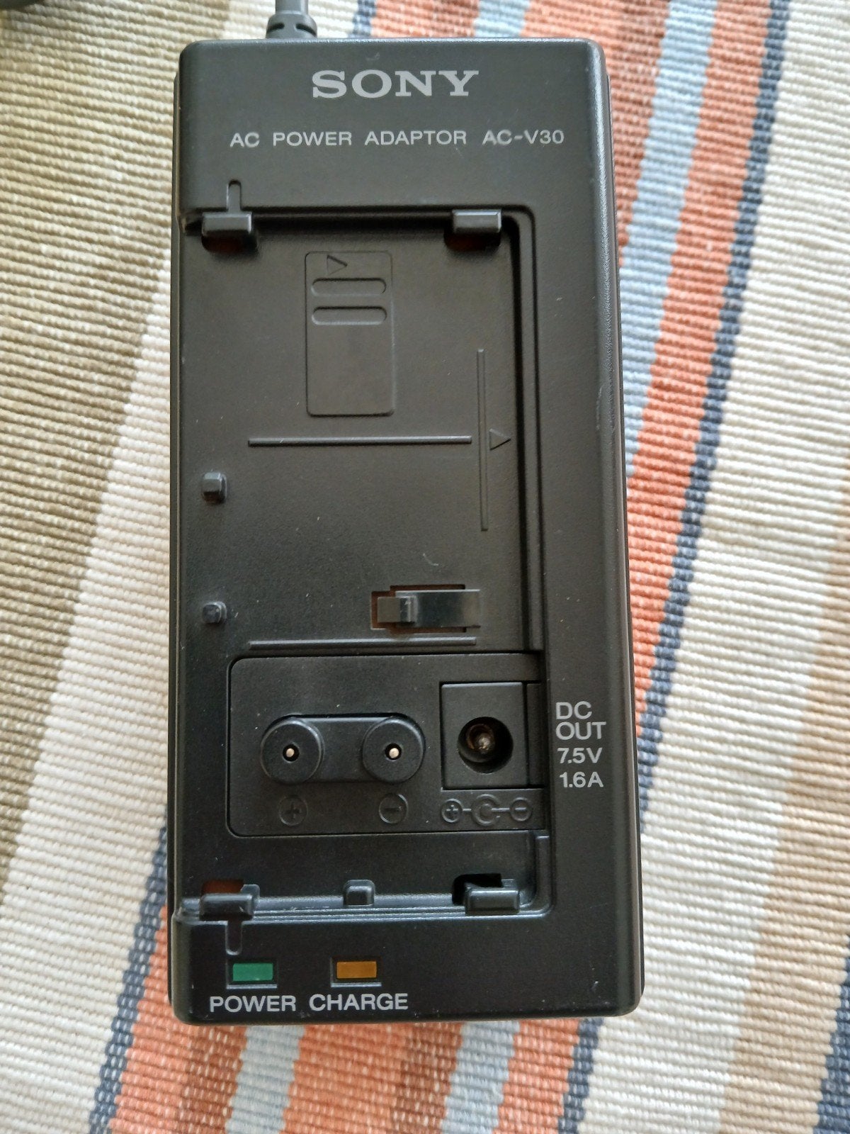 SONY AC POWER ADAPTOR AC-V30, Ophalen of Verzenden, Zo goed als nieuw