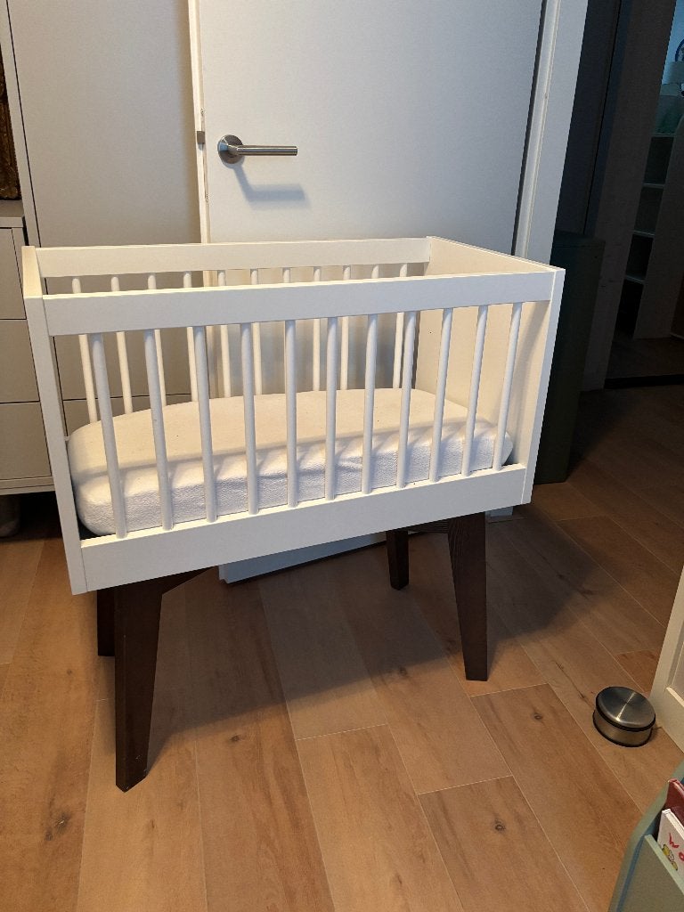 Kidsmill Sixties Wieg Wit / Walnoot (poten) - 40 x 80 cm, Ophalen, Gebruikt, Minder dan 140 cm, Matras
