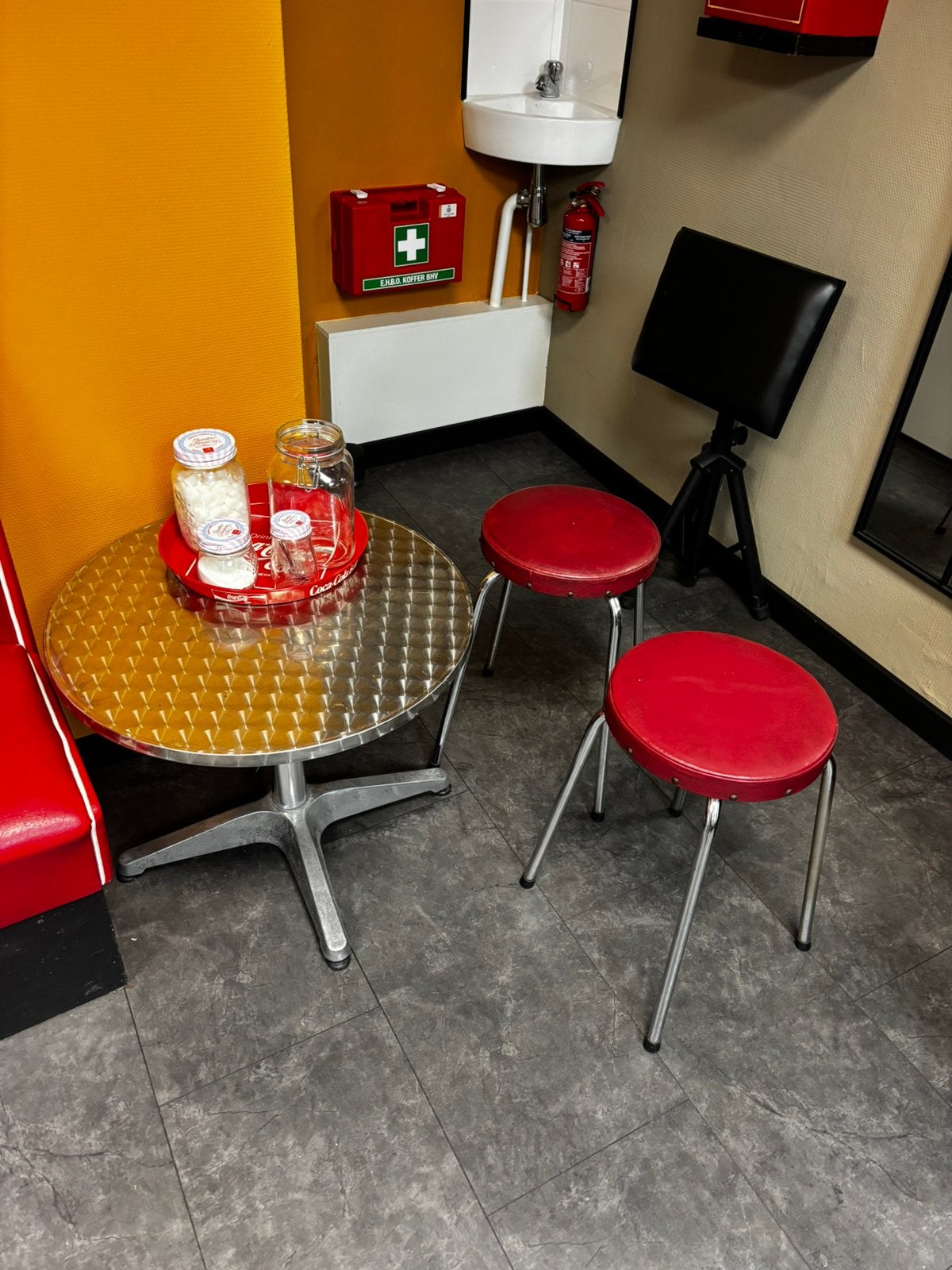 Retro tafel en 2 rode krukken, Huis en Inrichting, Ophalen, Zo goed als nieuw, Rood, Twee