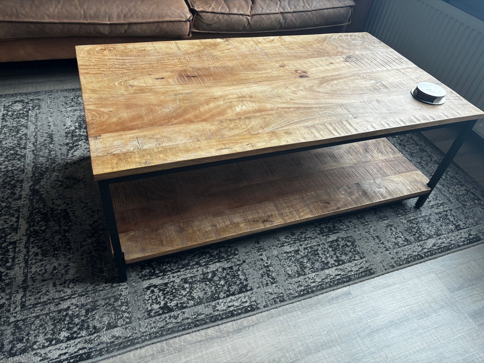 Salontafel mangohout met zwart metalen onderstel, Ophalen, Gebruikt, 100 tot 150 cm, 50 tot 100 cm