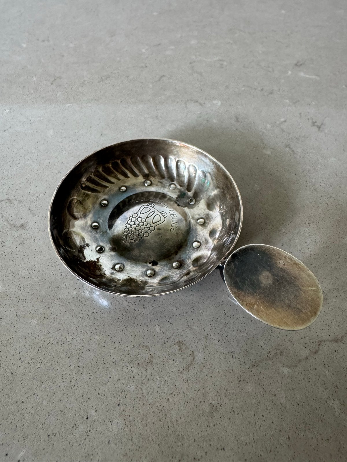 Antieke zilveren proefschaal met druivenmotief, Ophalen of Verzenden, Zilver