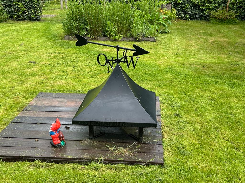 Zwarte metalen schoorsteenkap met windwijzer, Ophalen, Nieuw