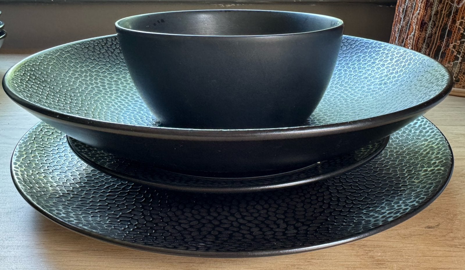 24 delig servies, zwart met relief, Huis en Inrichting, Ophalen, Zo goed als nieuw, Bord(en), Modern