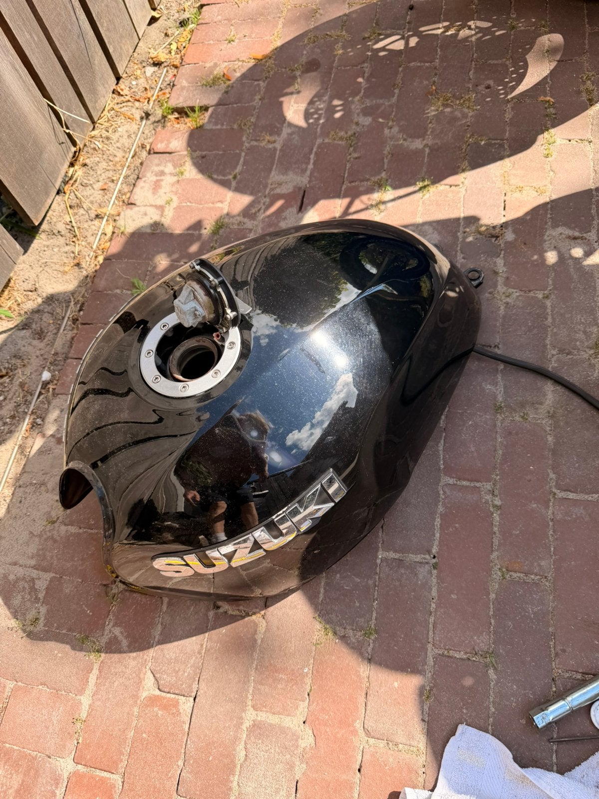Gezocht: Suzuki GSX 750 Inazuma Benzinetank, Ophalen, Zo goed als nieuw, Overige typen