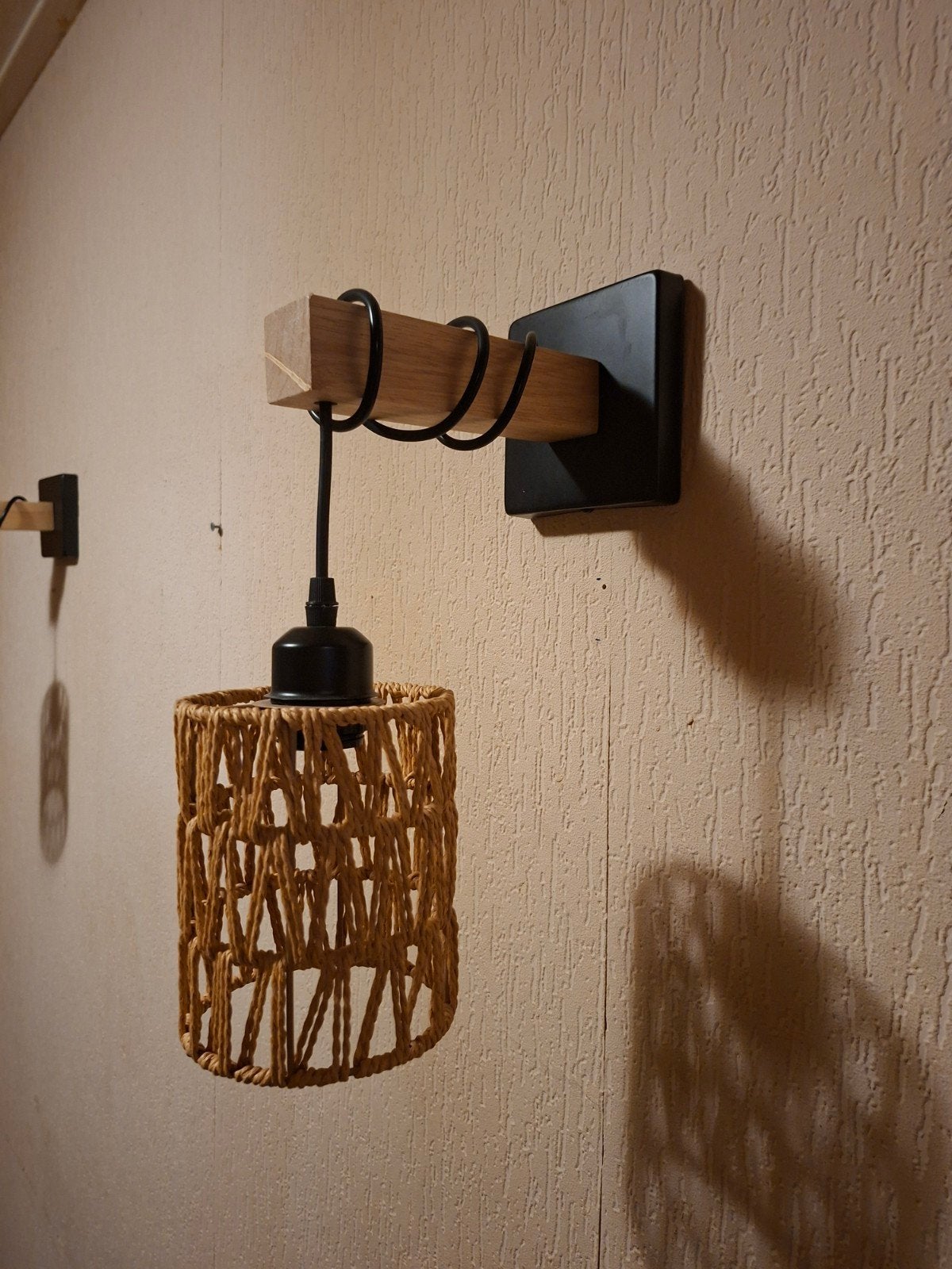 Moderne wandlamp met houten arm en rotan kap, Huis en Inrichting, Lampen | Wandlampen, Ophalen, Indirect licht, Meerkleurig, E27 (groot)