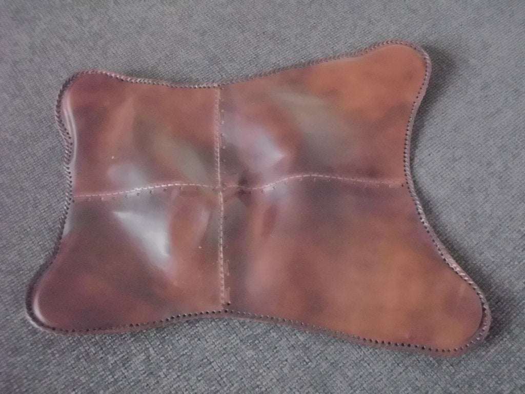 1 oud, groot stuk tuigleer diep cognac bruin vm stoelzitting, Hobby en Vrije tijd, Stoffen en Lappen, Ophalen, Gebruikt, Bruin