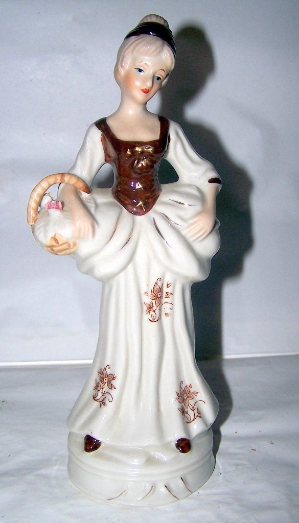 Prachtig vintage porseleinen beeldje dame met mand. Gaaf., Ophalen of Verzenden