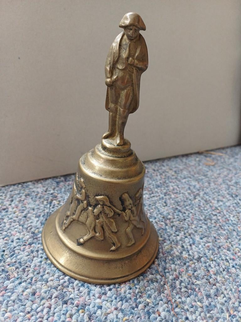 Oude koperen bel met figuur, Ophalen of Verzenden