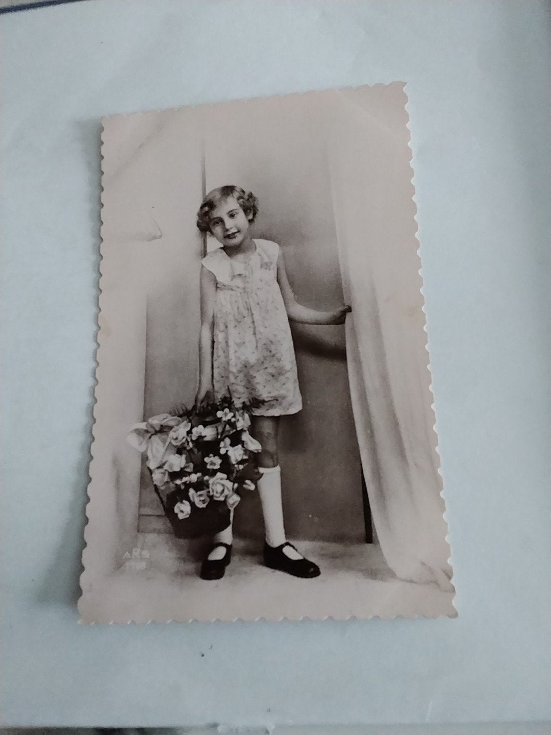 MEISJE. MET. BLOEMEN, Ophalen of Verzenden, Voor 1920, Kinderen
