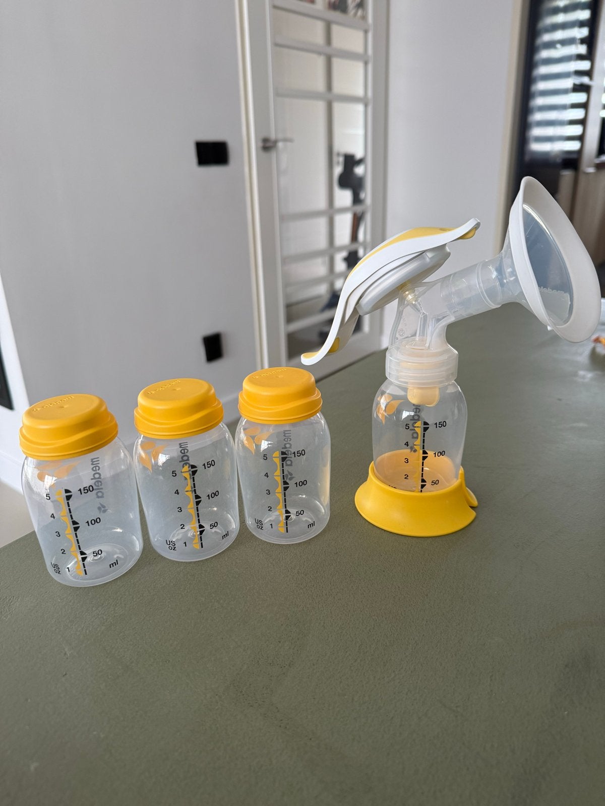 Medela Harmony handkolf met 3 flesjes, Medela, Borstkolf, Ophalen of Verzenden, Zo goed als nieuw