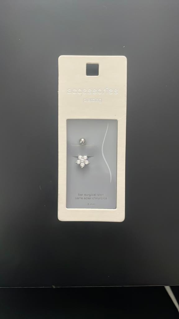 Nieuwe Piercing met Strass Bloemetje - Chirurgisch Staal, Staal, Oor- of Traguspiercing, Nieuw, Ophalen of Verzenden