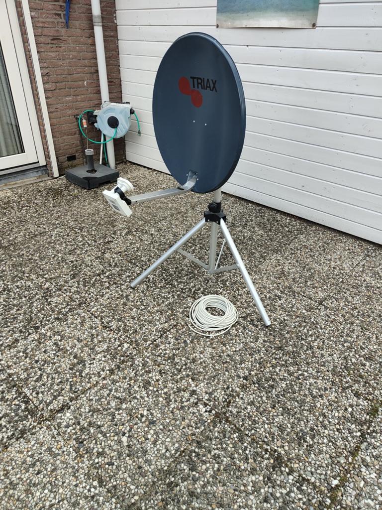 Triax Satellietschotel 60cm met Duo LNB (2 aansluitingen), Ophalen, Gebruikt, (Schotel)antenne, Overige merken