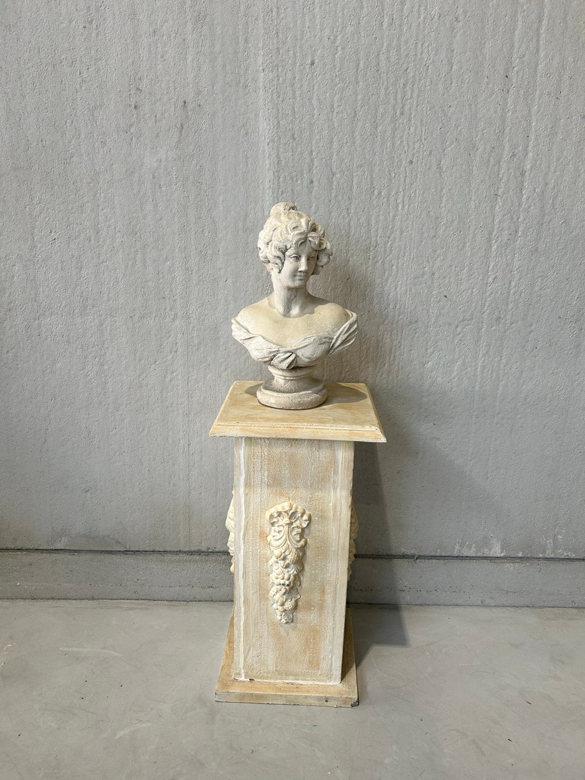 Klassieke buste van vrouw op sokkel, Ophalen, Buste, 50 - 100 cm, Beige