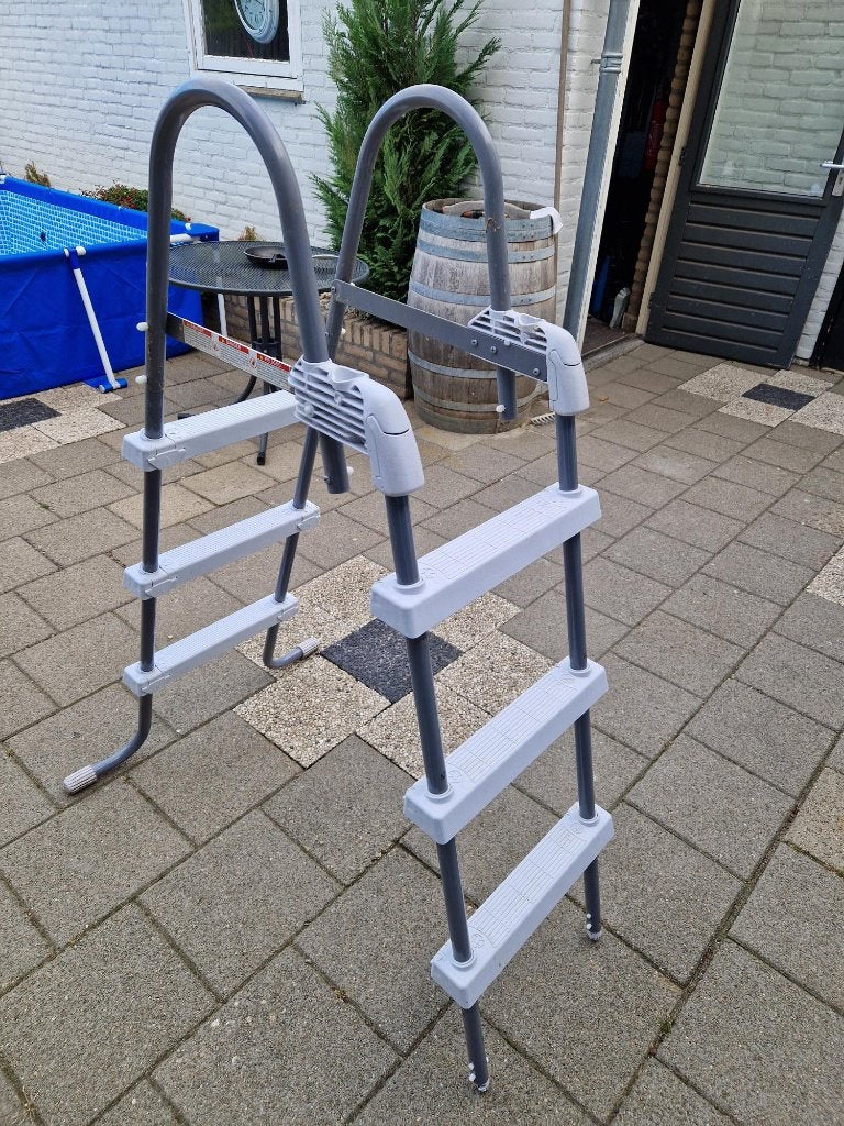 Een z.g.a.n. zwembadtrap, Ophalen, Zo goed als nieuw, Ladder