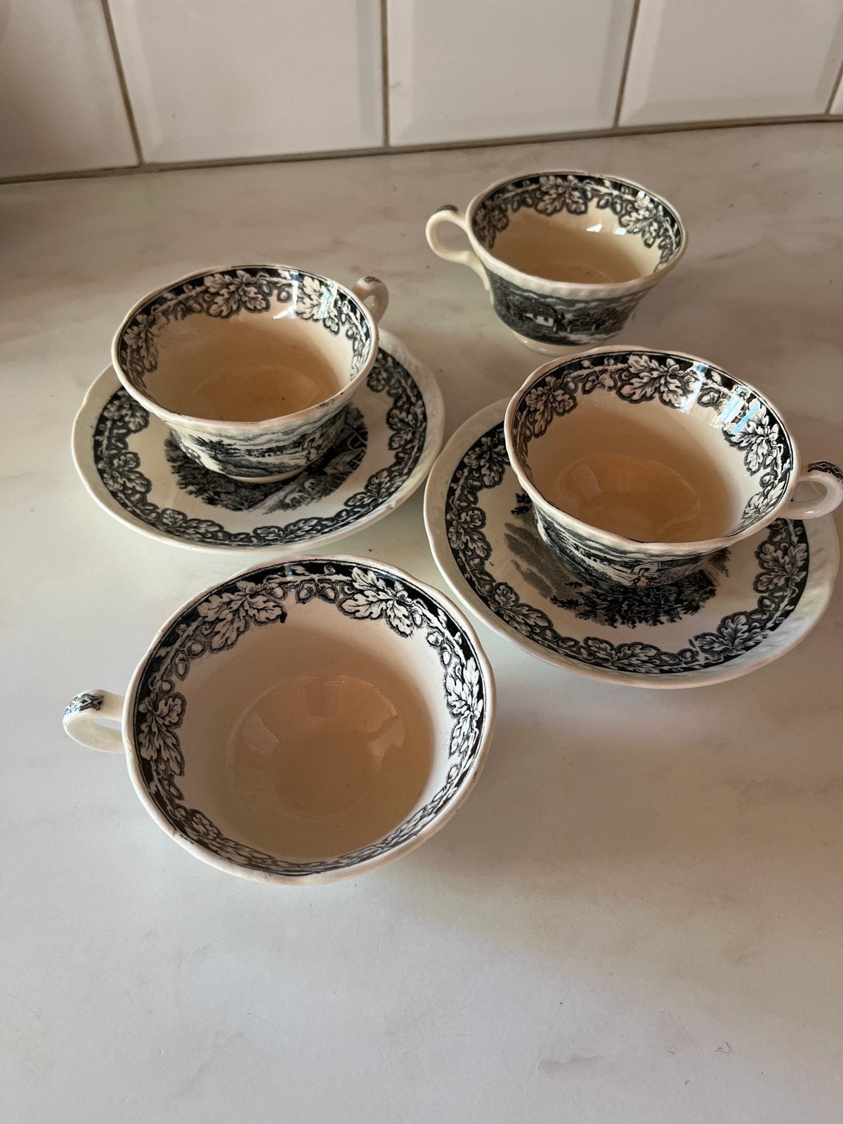 Set van 4 Vintage Theekopjes met Schotels - Zwart/Wit, Ophalen of Verzenden