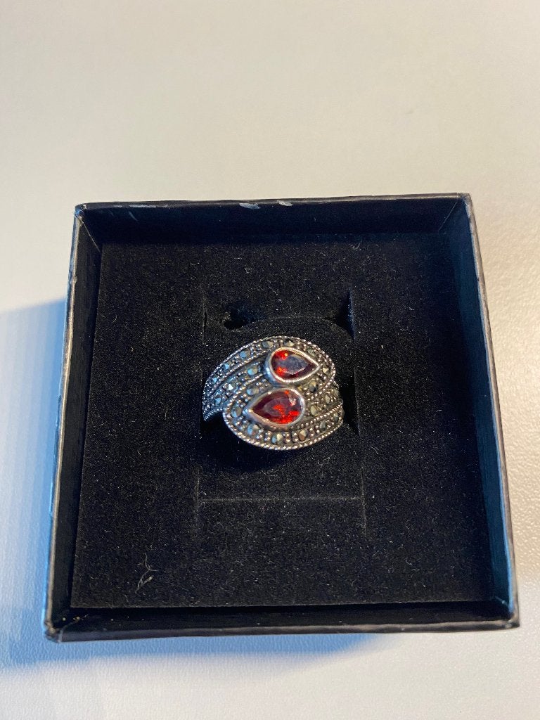 Klassiek zilveren ring met rode Zirkonia's (925), Gebruikt, Ophalen of Verzenden, Kleiner dan 17, Dame