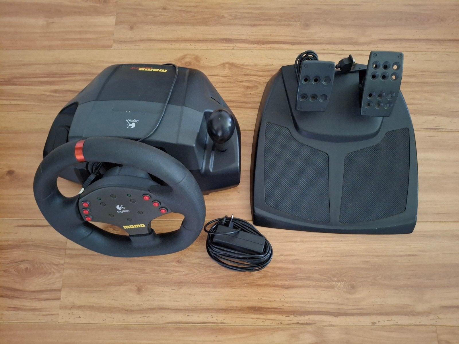 Logitech Momo Racing stuur en pedalen voor PC en PS, Ophalen of Verzenden, Gebruikt, Stuur of Pedalen, PlayStation 1
