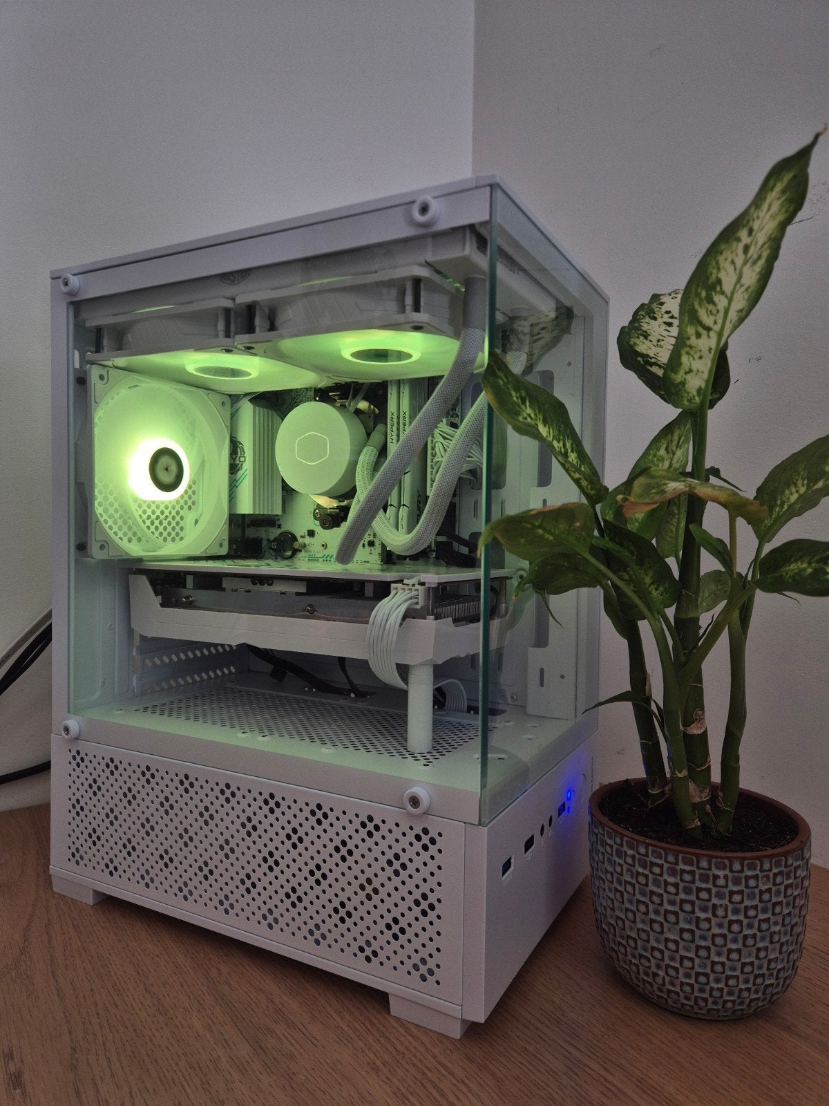 Foto 5 van Gaming PC Wit | 5500 | RX 6750 GRE 10G | 1TB SSD | 32GB DDR4