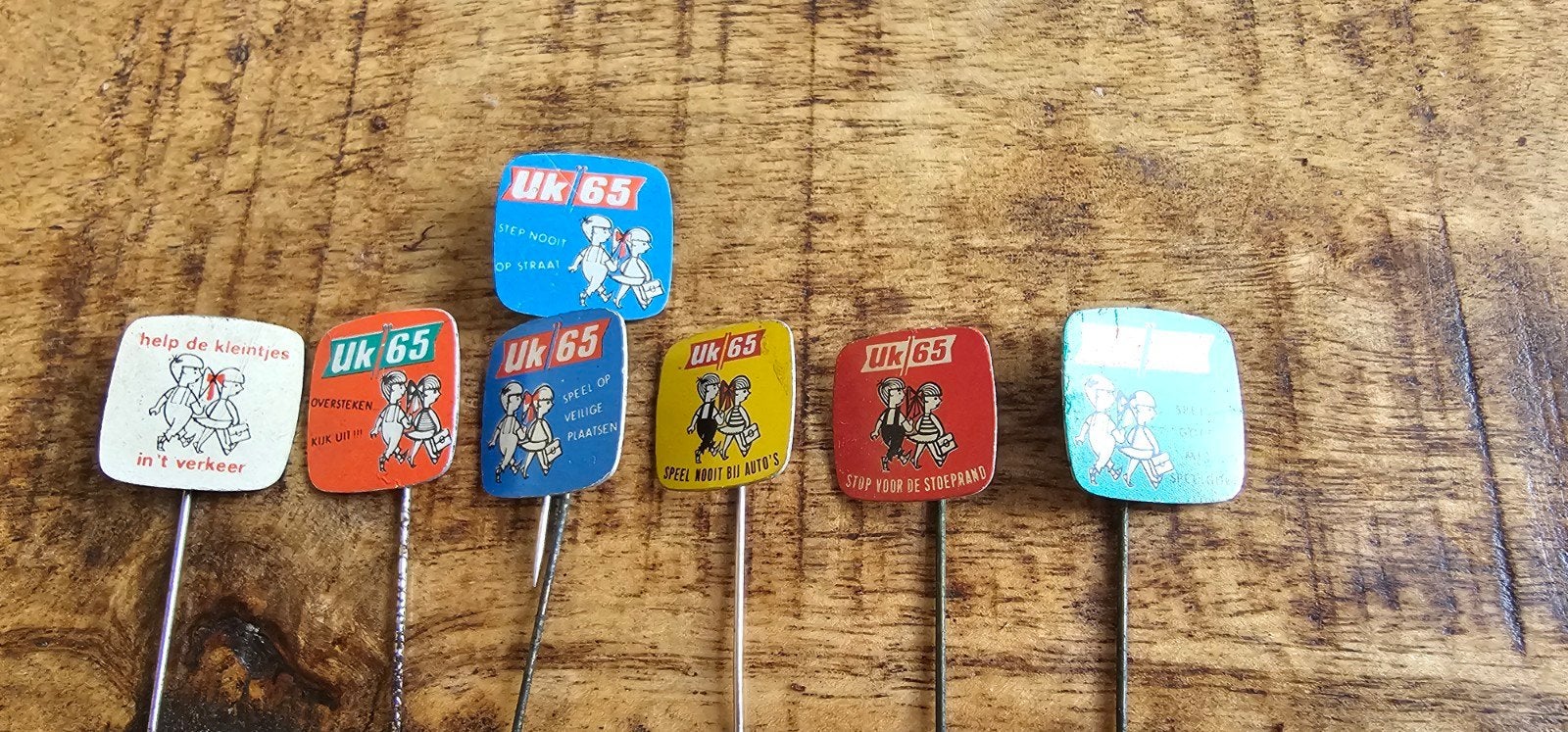 7 vintage UK 65 speldjes - 6 verschillende ontwerpen, Ophalen of Verzenden, Gebruikt, Overige onderwerpen, Speldje of Pin